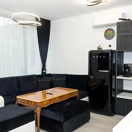 New Black & White Flat 5 Min Away From Sea Garden By Flat Mаnager Warna